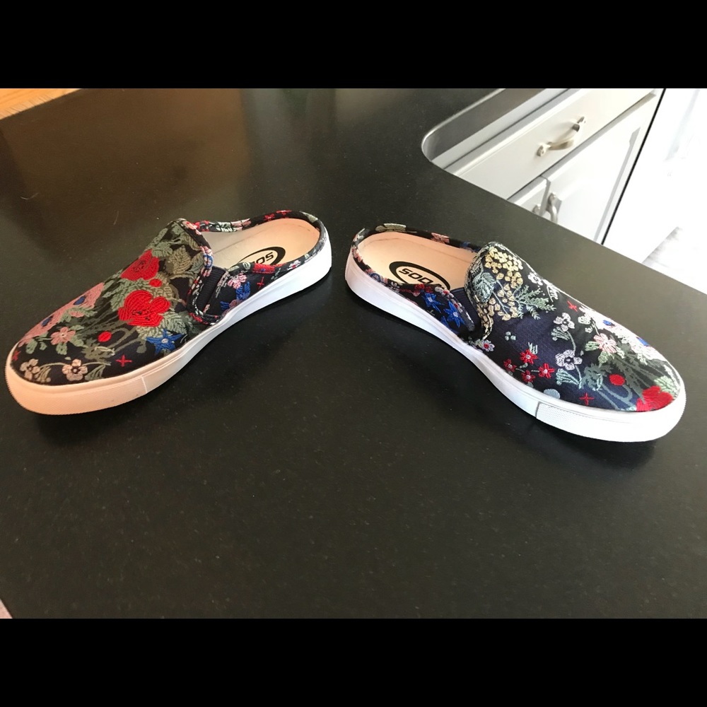 🛍🎏🎋HOST PICK🎊Slip on Asian print tennis shoes - Picture 2 of 5